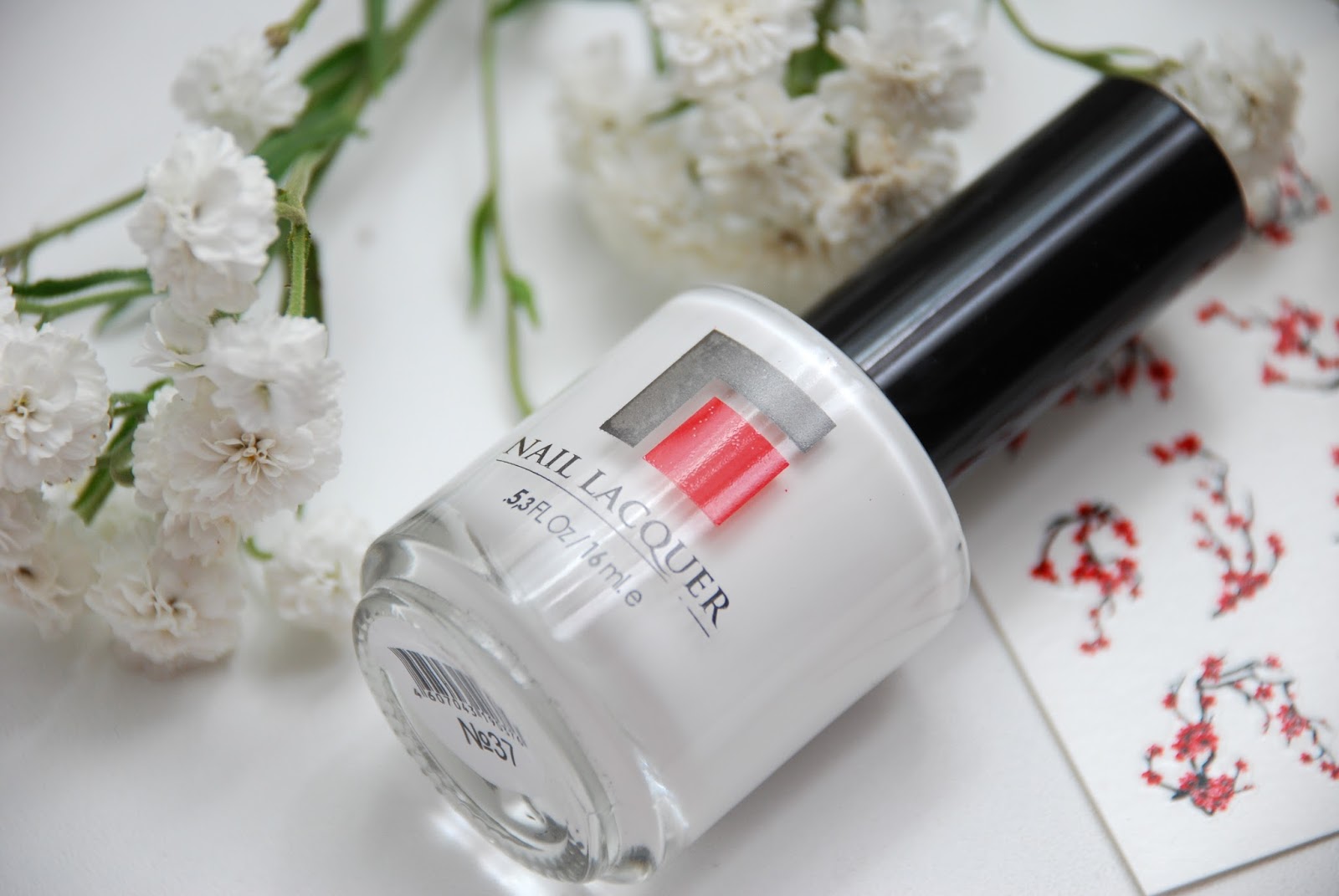 Лак для ногтей Milv Nail Lacquer # 37 и слайдер дизайн Milv S 33